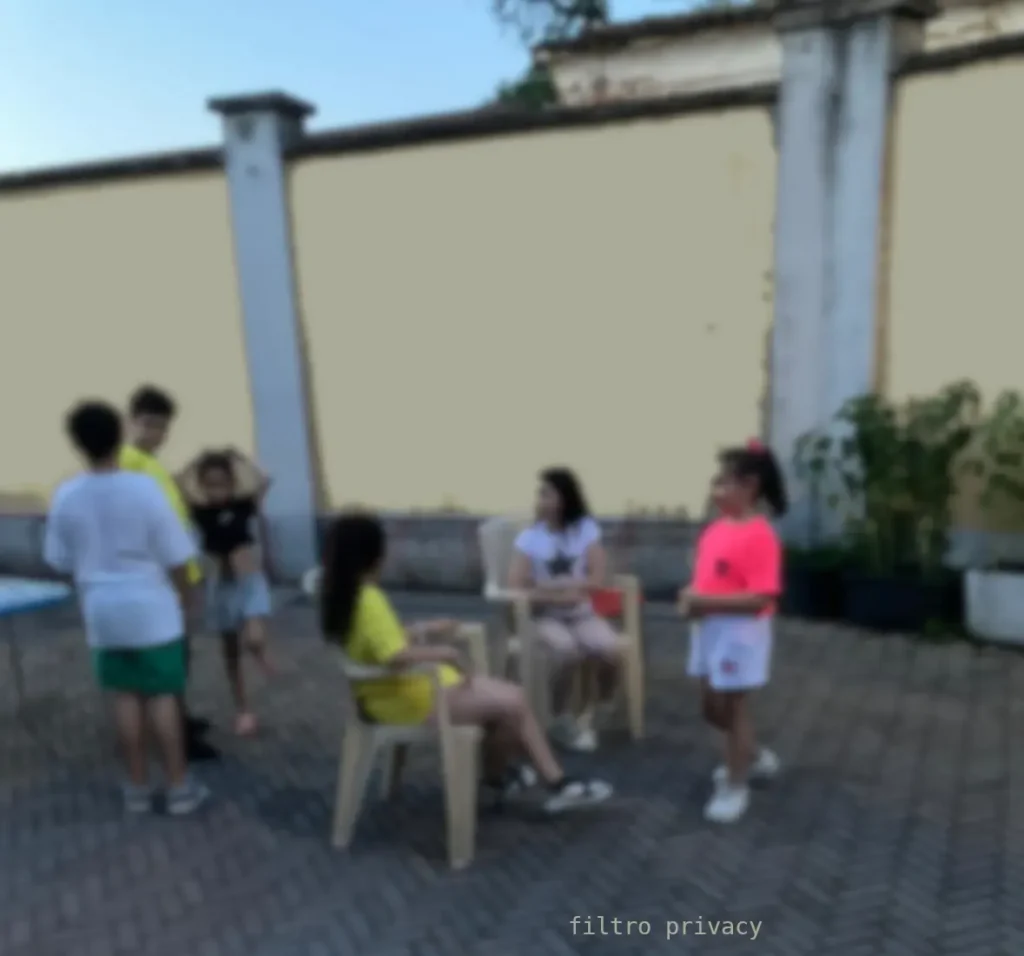 Studenti e soci festeggiano la fine dei corsi di informatica con una grigliata al Circolo Logudoro di Pavia.