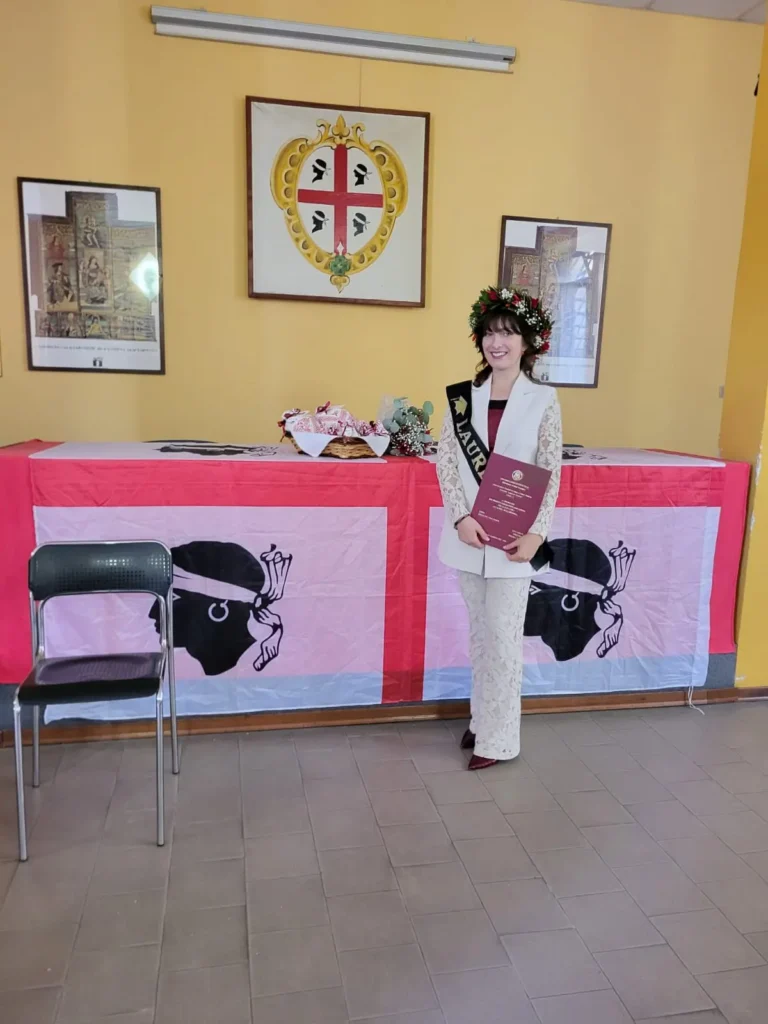 Federica Idone con la tesi di laurea nella sede del Circolo Culturale Sardo Logudoro di Pavia