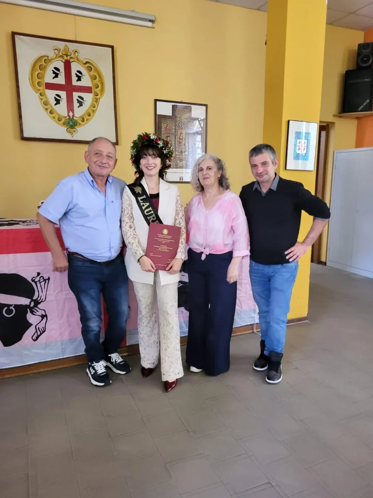 Federica Idone con la tesi di laurea nella sede del Circolo Culturale Sardo Logudoro di Pavia